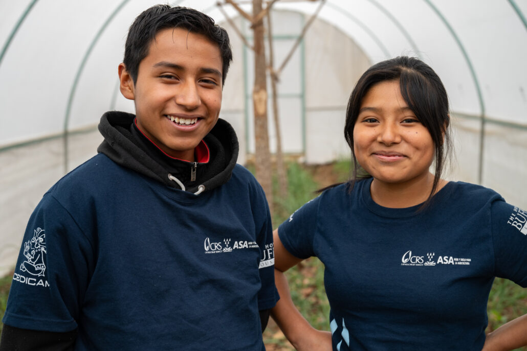 Axel y Yuritzi García Hernández, participantes del proyecto Agua y Suelo para la Agricultura (ASA) de CRS en México, en su invernadero de cebollas en San Miguel Chicahua, Oaxaca.