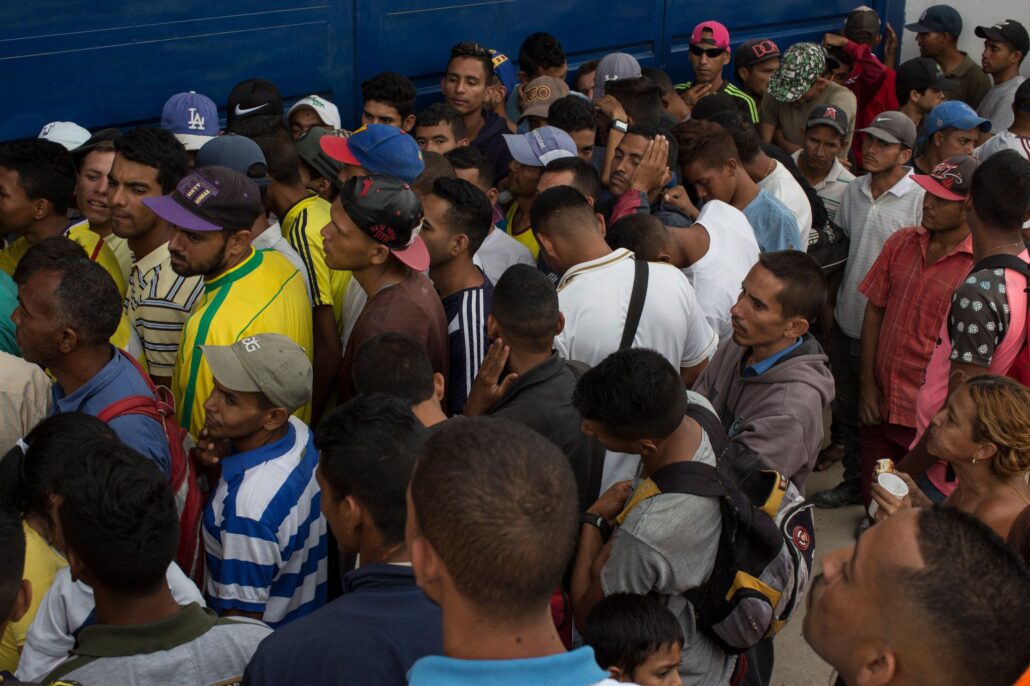 Una multitud de inmigrantes venezolanos se encuentra aglomerada, esperando ayuda y atención en un albergue en Cúcuta, Colombia.