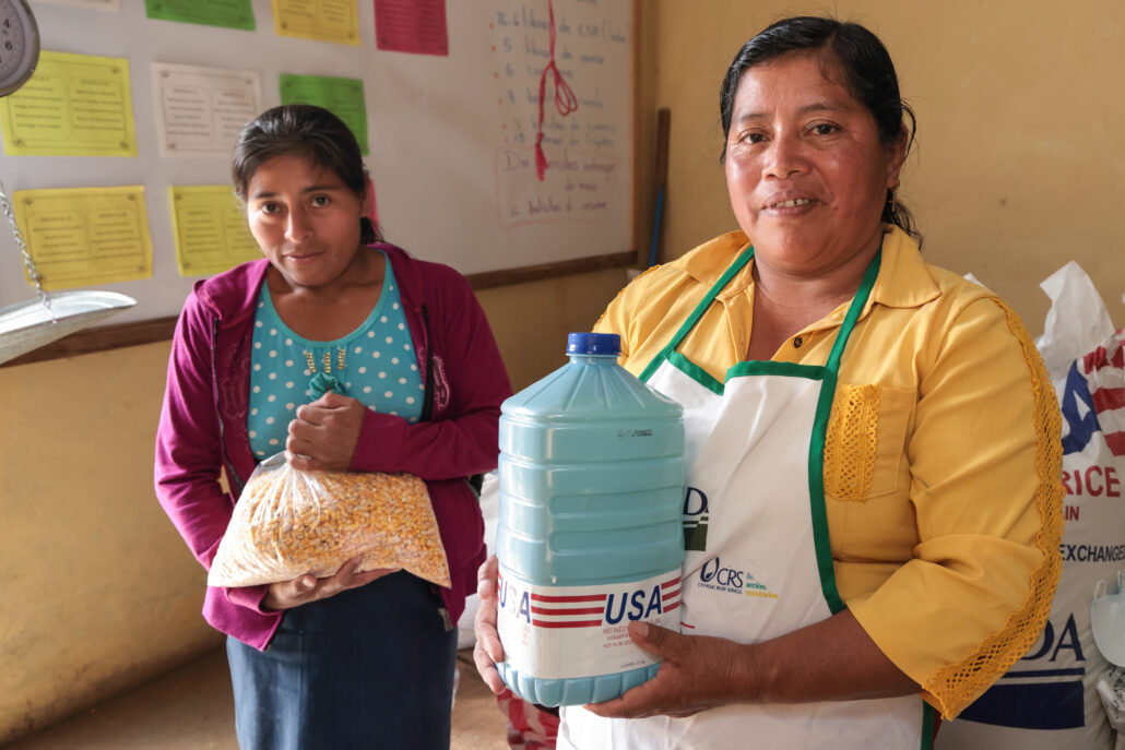 María Leonor Vásquez (izquierda) y María Estebana Hernández cuidan los suministros y el almacén de la escuela primaria pública La Esperanza, en Intibucá, para asegurar el alimento de los niños. Foto por Oscar Leiva/Silverlight para CRS.