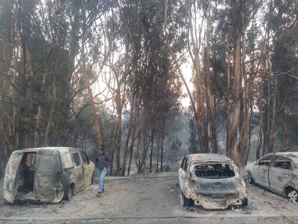 Carros quemados producto de los incendios forestales en Chile